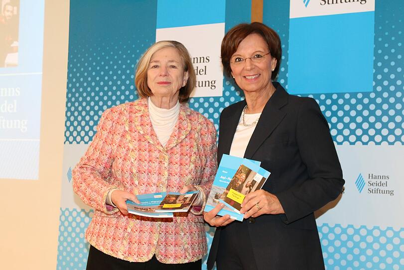 Die Vorsitzende der Hanns-Seidel-Stiftung, Ursula Männle (l.) und Sozialministerin Emilia Müller (CSU) stellen die neuen Broschüren vor.