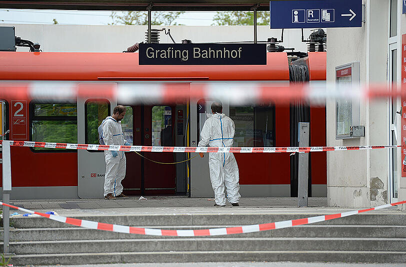 Ermittler des Landeskriminalamts untersuchen den Tatort am Grafinger Bahnhof.