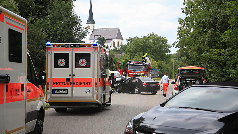 Weshalb der BMW auf die Gegenfahrbahn geriet, ist derzeit noch nicht klar. Die Bilder vom Unfallort in Taching.