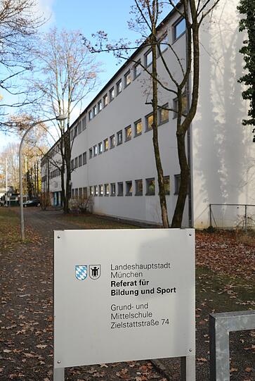 ... müssen den Schulhof queren. Denn Klos gibt es nur im Schulgebäude.