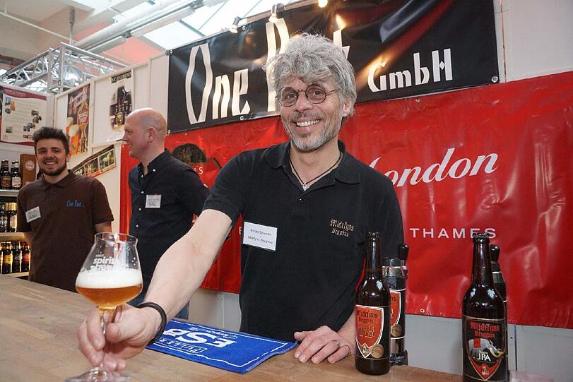 Ein besonderes Starkbier aus Dänemark - Name: Chili Tripel. Brauer: Midtfyns. Das ist drin: Wasser, Gerstenmalz, Hopfen, Hefe, Chilischoten, Honig. Besonders innovativ: Die Blindenschrift auf dem Etikett. Sie informiert über den Namen des Getränks und den Alkoholgehalt. So schmeckt&rsquo;s: erst feurig, dann mild: die Chili-Schärfe wird durch eine angenehme Honignote abgefangen. Den &bdquo;taste of chili&ldquo; bekommt man bei diesem Gebräu auf die Geschmacksnerven. Der gebürtige Amerikaner Eddie Szweda hat bei diesem Bier mit dem Feuer gespielt. Alkoholgehalt: 9,2 % Vol. Preis:etwa 10 Euro/Liter.