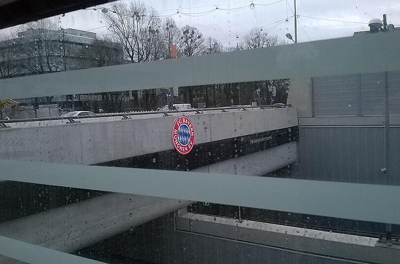 Und von oben grüßt der FC Bayern. Das gilt nicht nur in der Bundesliga, sondern kurzzeitig auch am Heckenstallertunnel.
