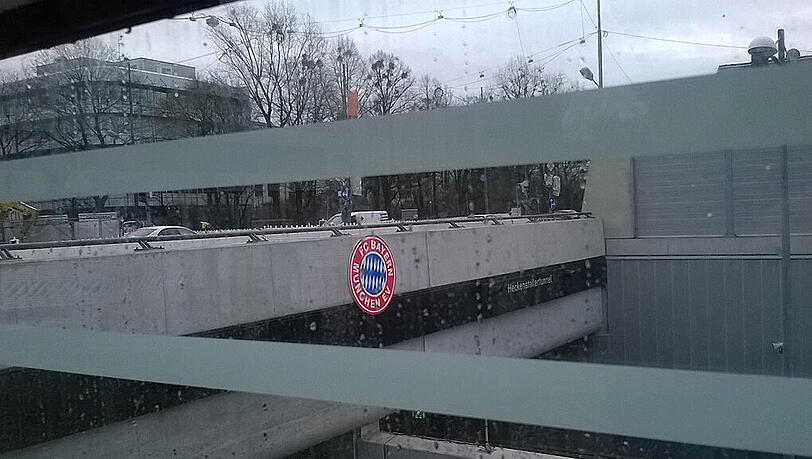 Und von oben grüßt der FC Bayern. Das gilt nicht nur in der Bundesliga, sondern kurzzeitig auch am Heckenstallertunnel. Und von oben grüßt der FC Bayern. Das gilt nicht nur in der Bundesliga, sondern kurzzeitig auch am Heckenstallertunnel.