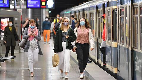 Künftig sollen kostenlose Spender für Desinfektionsmittel Fahrgäste zusätzlich vor dem Coronavirus schützen - das fordert die FDP.
