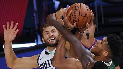 Maxi Kleber (l) von den Dallas Mavericks in Aktion gegen Giannis Antetokounmpo (M) von den Milwaukee Bucks.
