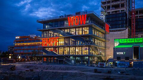 Im Werksviertel hinterm Ostbahnhof strahlt uns ein neues Gebäude entgegen: &bdquo;Wow&ldquo;!