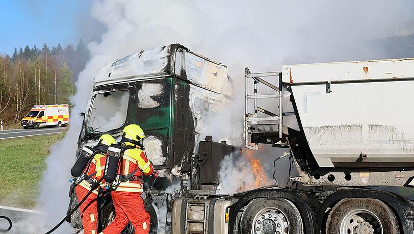 Der Fahrer konnte sich selbstständig in Sicherheit bringen. Der Fahrer konnte sich selbstständig in Sicherheit bringen.