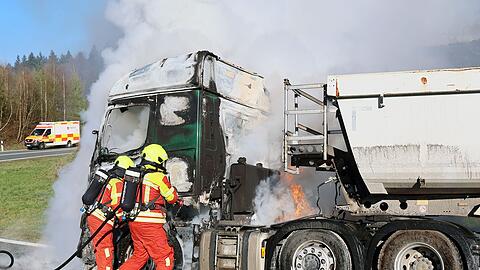 Der Fahrer konnte sich selbstst&auml;ndig in Sicherheit bringen.