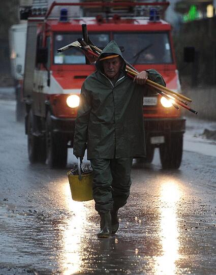 Schwere Unwetter in Italien haben in den letzten zwei Wochen mindestens 16 Menschen das Leben gekostet - Ende des Regens nicht vor Ende der Woche.