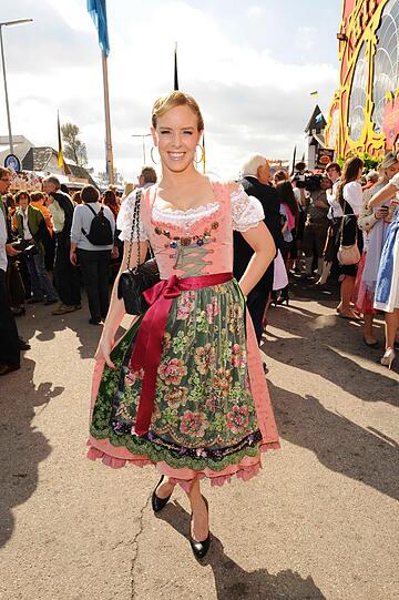 Alessandra Pocher, Claudia Effenberg und Co: Video: Promiandrang auf der Damenwiesn - Oktoberfest - Abendzeitung München