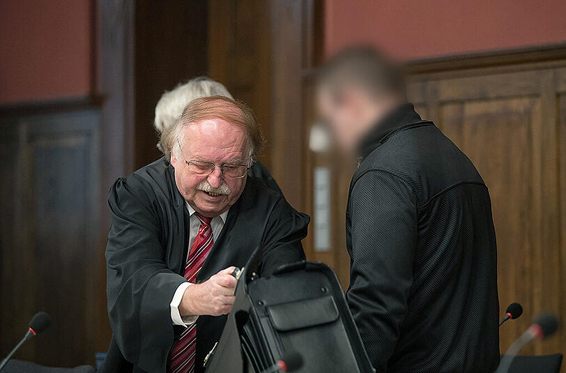 Der Angeklagte Viktor W. (25, rechts) im Schwurgerichtssaal des Landgerichts in Amberg mit seinem Anwalt Karl Holzapfel. Viktor W. wurde zu viereinhalb Jahren Gefängnis verurteilt.