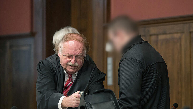 Der Angeklagte Viktor W. (25, rechts) im Schwurgerichtssaal des Landgerichts in Amberg mit seinem Anwalt Karl Holzapfel. Viktor W. wurde zu viereinhalb Jahren Gefängnis verurteilt. Der Angeklagte Viktor W. (25, rechts) im Schwurgerichtssaal des Landgerichts in Amberg mit seinem Anwalt Karl Holzapfel. Viktor W. wurde zu viereinhalb Jahren Gefängnis verurteilt.
