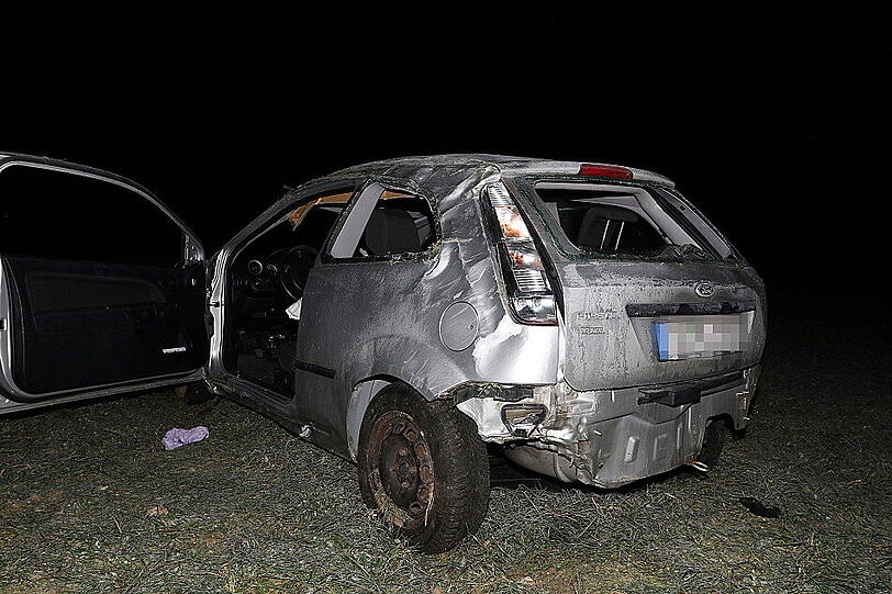 Unfall auf spiegelglatter Straße: Eine 20-Jährige überschlägt sich mit ihrem Fiesta mehrfach.