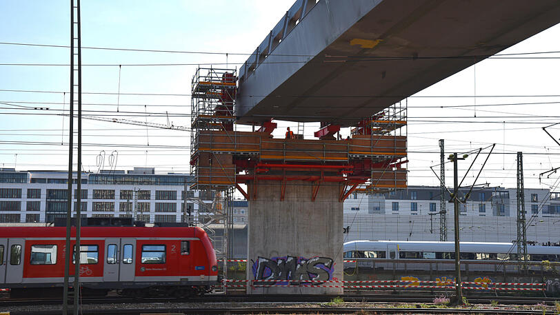 Der Arnulfsteg schiebt sich langsam über die S-Bahngleise. Die Bilder von der Baustelle.
