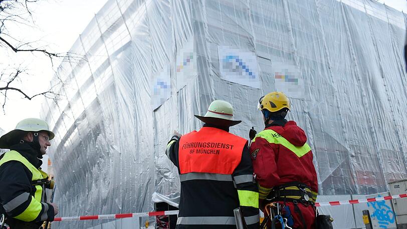 Die Feuerwehr musste das mit Planen behangene Baugerüst sichern.