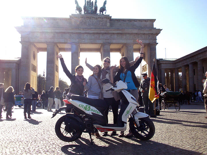 Schnappschuss vor dem Brandenburger Tor: Rollerfans können auch die deutsche Hauptstadt mit flotten E-Rollern erkunden.