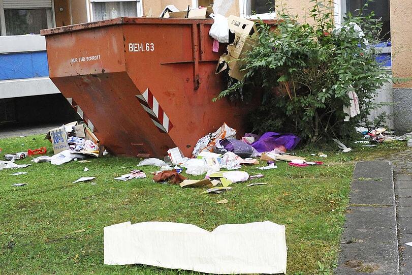 Der Müll aus der Wohnung wurde direkt in einen Container geworfen. So weit es eben möglich war...