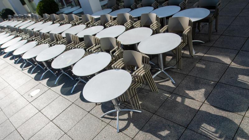 Tische und Stühle eines Straßencafes sind in der Sonne aufgereiht. Foto: Stefan Puchner/dpa/Symbolbild Tische und Stühle eines Straßencafes sind in der Sonne aufgereiht. Foto: Stefan Puchner/dpa/Symbolbild