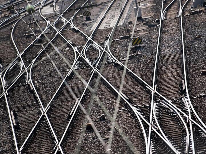 Die Bahn will mit höheren Ausgaben für Züge, Schienennetz und Mitarbeiter ihre Krise überwinden.