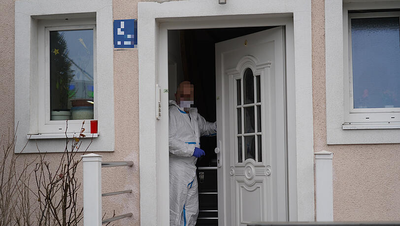 Spurensicherer im Haus der Getöteten. Die Polizei hat die Fahndung nun ausgeweitet.