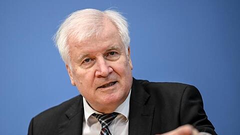 "Es ist eine ganz fiese politische Methode, die man auf jeden Fall unterbinden muss", sagt Bundesinnenminister Horst Seehofer.