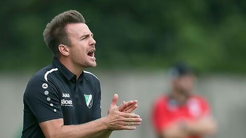 Enrico Maaßen, damals Trainer von Rödinghausen, schreit am Spielfeldrand.