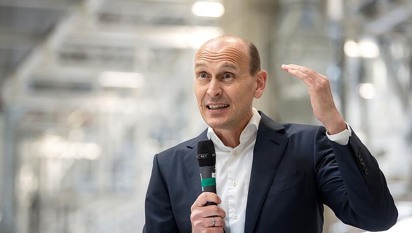 Ralf Brandstätter, Mitglied des Vorstands der Volkswagen AG für China, sieht "keine Hinweise auf Menschenrechtsverletzungen" in dem umstrittenen Werk im Westen Chinas.