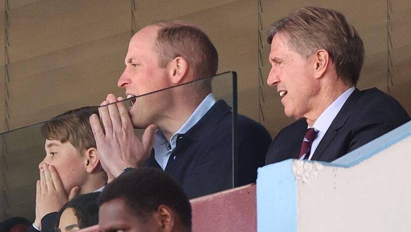 Prinz William (Mitte) fiebert mit Sohn Prinz George (li.) und Christian Purslow auf der Tribüne mit.