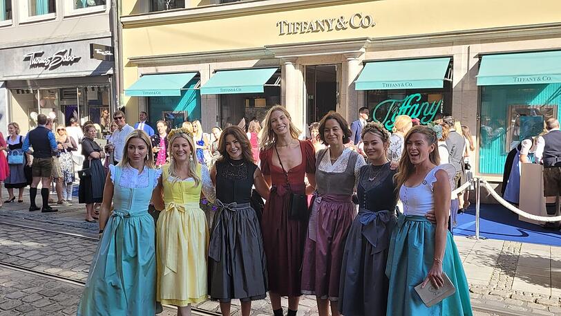 Beim traditionellen Tiffany-Frühstück feiern die Promis die Wiesn 2023 bereits vor dem offiziellen Anstich.