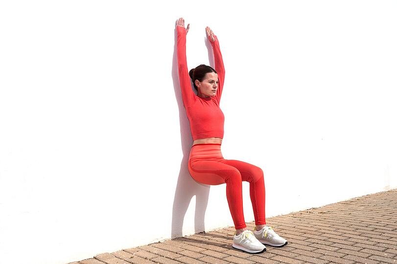 Die Flexibilität von Wand-Pilates ist also einer der größten Pluspunkte dieses Fitness-Trends. Ob Anfänger oder Fortgeschrittener, ob zu Hause oder unterwegs, ob nach Feierabend oder in der Mittagspause - Wand-Pilates geht immer und überall. Der Pilates-Trend ist aber nicht nur super-flexibel, sondern auch besonders effektiv. Die Integration einer Wand macht viele Übungen intensiver. Die Flexibilität von Wand-Pilates ist also einer der größten Pluspunkte dieses Fitness-Trends. Ob Anfänger oder Fortgeschrittener, ob zu Hause oder unterwegs, ob nach Feierabend oder in der Mittagspause - Wand-Pilates geht immer und überall. Der Pilates-Trend ist aber nicht nur super-flexibel, sondern auch besonders effektiv. Die Integration einer Wand macht viele Übungen intensiver.