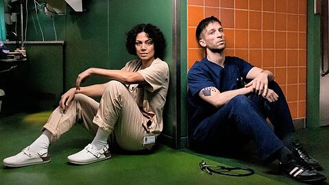 Haley Louise Jones als Dr. Zanna Parker und Slavko Popadić als Dr. Ben Weber in "KRANK Berlin".