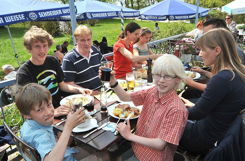 Ein Prost auf den Biergarten-Ausflug: Beim Grünwalder Forstwirt in Straßlach sitzt man mitten im Grünen.