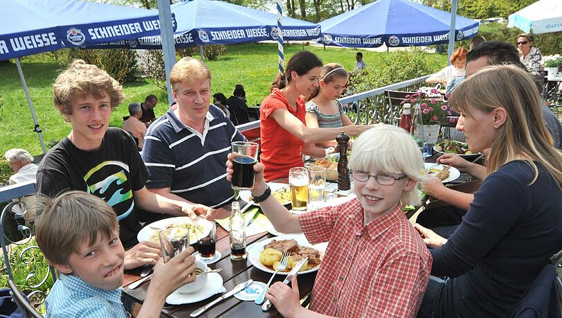 Ein Prost auf den Biergarten-Ausflug: Beim Grünwalder Forstwirt in Straßlach sitzt man mitten im Grünen. Ein Prost auf den Biergarten-Ausflug: Beim Grünwalder Forstwirt in Straßlach sitzt man mitten im Grünen.