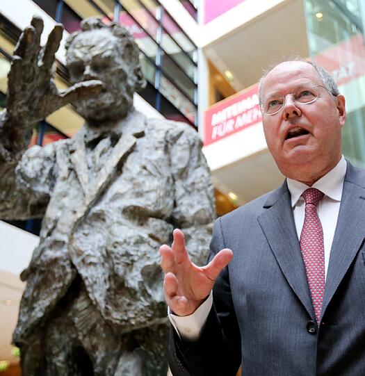 Der SPD-Kanzlerkandidat Peer Steinbrück zeigt am 04.04.2013 in der Parteizentrale in Berlin die Sonderbriefmarke zum 150. Jubiläum der SPD