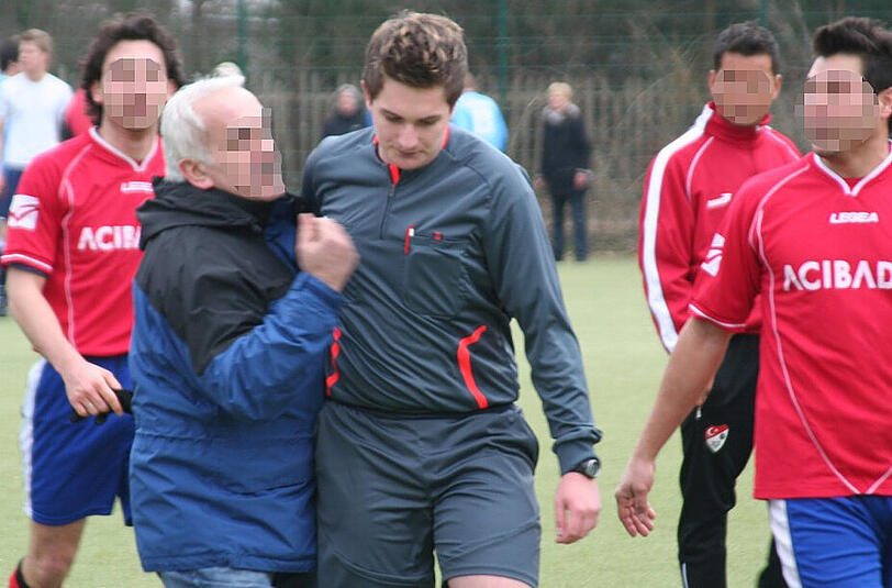Einer der wenigen Bildbeweise von Gewalt auf dem Spielfeld: Der Schiedsrichter Daniel Maurer wird 2009 beim Spiel Türk 1975 München gegen den TSV Poing von einem Zuschauer attackiert. Davor ist er niedergestoßen worden. Sehen Sie weitere schockierende Vorfälle in Form von Sportgerichtsurteilen in der Bilderstrecke.
