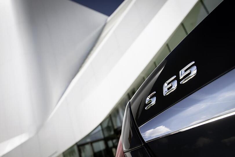 Eine geballte Ladung Luxus und Dynamik: Der neue Mercedes-Benz S 65 AMG will Maßstäbe als stärkstes Fahrzeug im Wettbewerbssegment setzen.