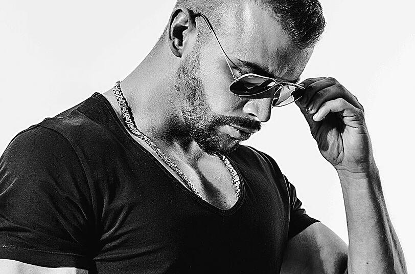 Rapper Kollegah in cooler Pose! Nicht so cool: Der 30-Jährige muss vor Gericht, weil er einen Mann verprügelt haben soll.
