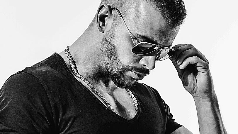 Rapper Kollegah in cooler Pose! Nicht so cool: Der 30-Jährige muss vor Gericht, weil er einen Mann verprügelt haben soll. Rapper Kollegah in cooler Pose! Nicht so cool: Der 30-Jährige muss vor Gericht, weil er einen Mann verprügelt haben soll.