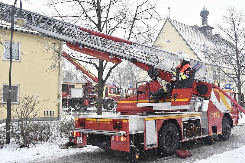 Am Donnerstagmorgen brannte es in einem Nebengebäude des Neubiberger Rathauses. Die Bilder.