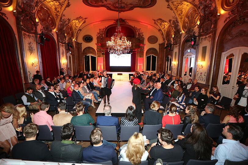 Der AZ-Modelcontest feiert Finale im Silbersaal des Deutschen Theaters. Am Ende war es Jeannie, die die Jury am meisten überzeugt hat. Die 23-Jährige ist die neue Schöne Münchnerin. Die Bilder des Galaabends zum Durchklicken.