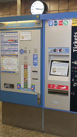 Die Verantwortlichen von "Fahr' scheinfrei" haben in der Nacht auf Donnerstag etliche Fahrkartenautomaten mit einem gefälschten "MVA"-Aushang überklebt, in dem über eine kostenlose Testphase des ÖPNV informiert wurde.