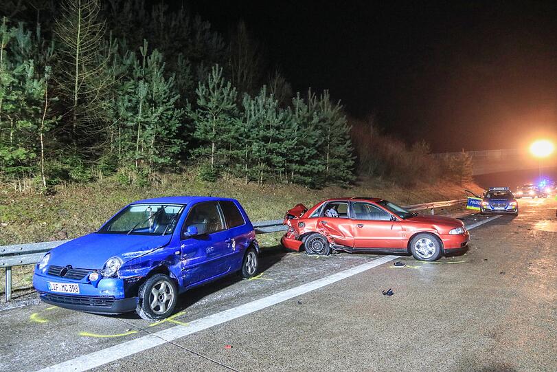 Tragischer Unfall auf der A73: Nach einem leichten Unfall mit Blechschaden wird ein Lkw-Fahrer von einem Auto erfasst und tödlich verletzt.