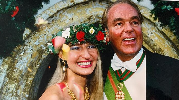 "Wir müssen Sie erst einmal bibelfest machen": Die Weyers bei ihrer Hochzeit am Tegernsee. Braut Christina war es wichtig, dass es eine katholische Zeremonie gibt. Ihr Bräutigam war darauf ganz gut vorbereitet.