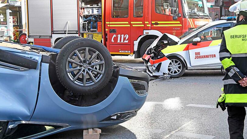 Schwerer Unfall im Bahnhofsviertel - ein Renault krachte in ein Einsatzfahrzeug der Johanniter. Die Bilder.