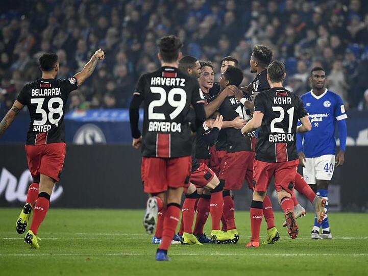 Die Spieler von Bayer Leverkusen bejubeln einen Treffer auf Schalke.