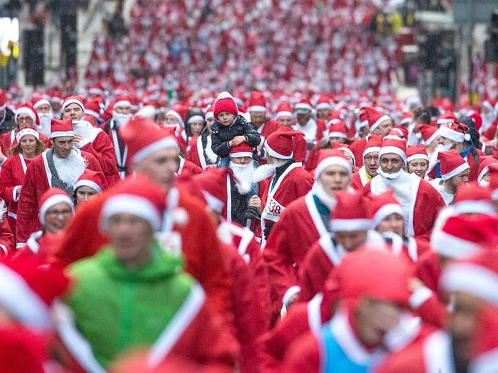 Teilnehmer des "Santa Dashs" in Glasgow.