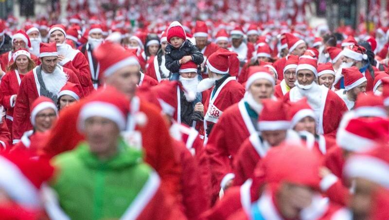 Teilnehmer des "Santa Dashs" in Glasgow. Teilnehmer des "Santa Dashs" in Glasgow.