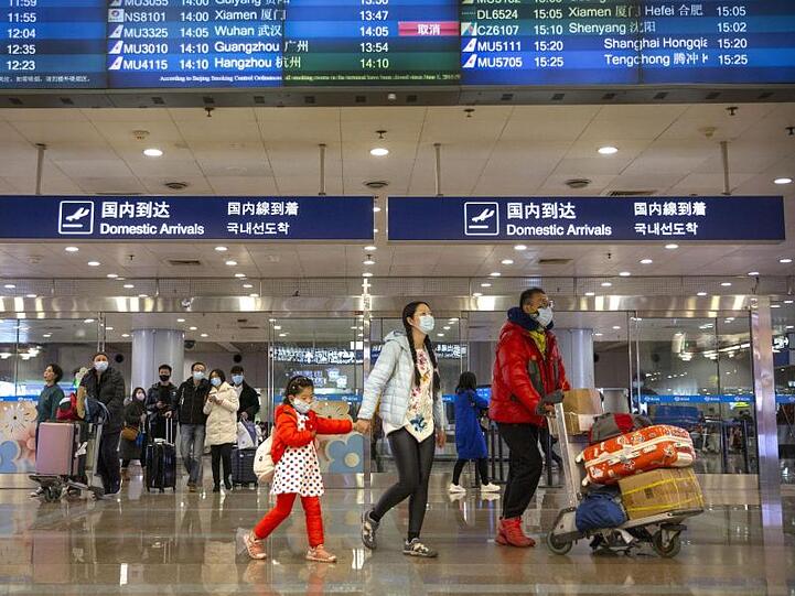 Reisende im Flughafen von Peking: China ist für deutsche Reiseveranstalter eher ein kleiner Markt.