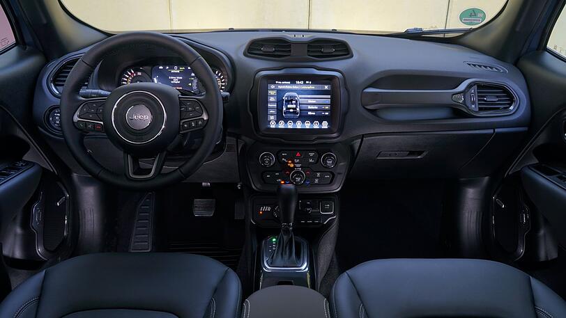 Moderne Konnektivität und handfeste Talente: das Renegade-Cockpit mit großem Touchscreen und massivem Haltegriff.