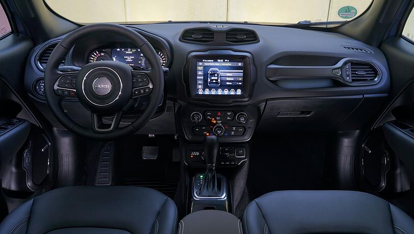 Moderne Konnektivität und handfeste Talente: das Renegade-Cockpit mit großem Touchscreen und massivem Haltegriff. Moderne Konnektivität und handfeste Talente: das Renegade-Cockpit mit großem Touchscreen und massivem Haltegriff.